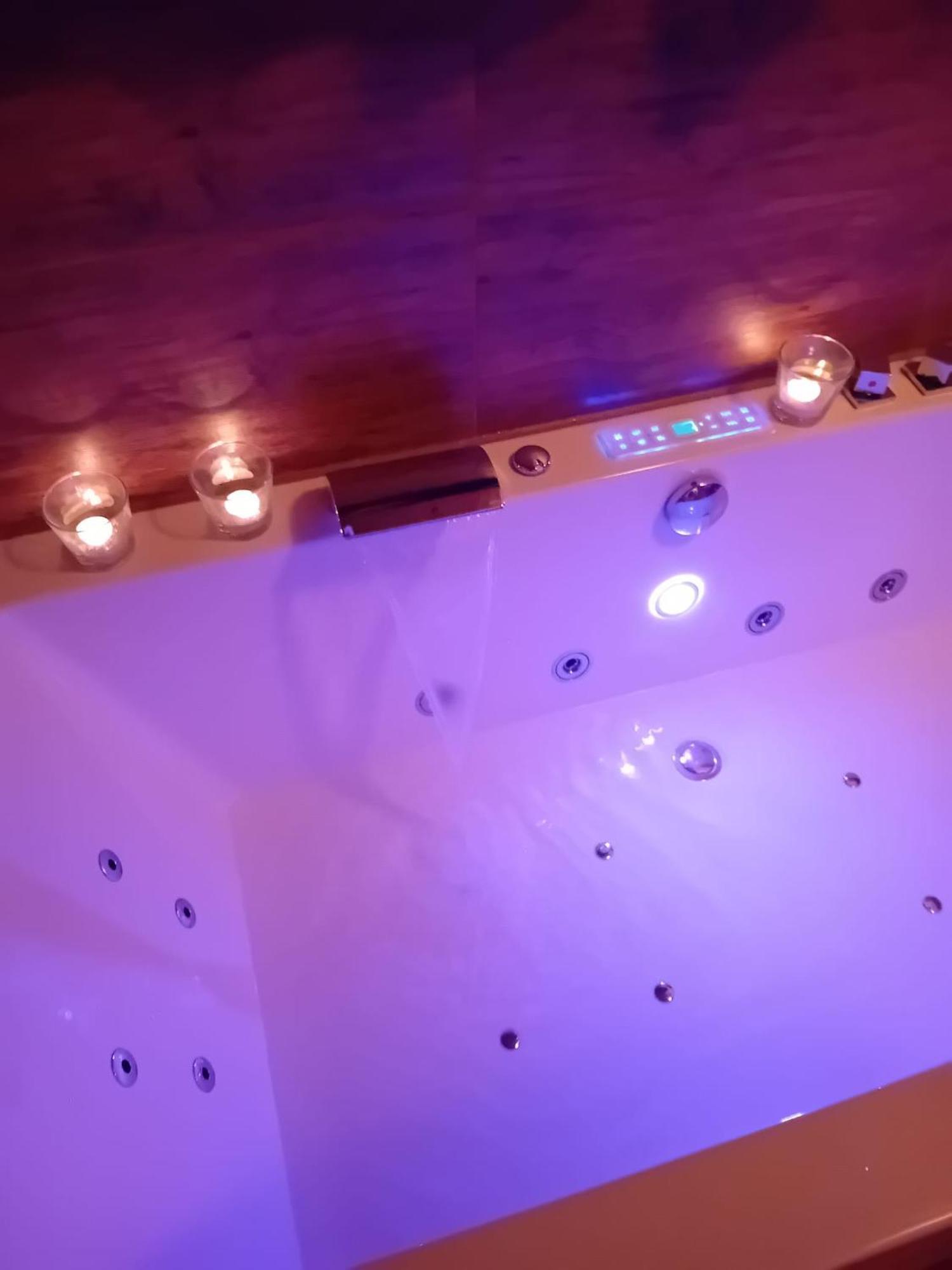 Wellnessoase Mit Sauna Und Whirlpool Инцелль Экстерьер фото