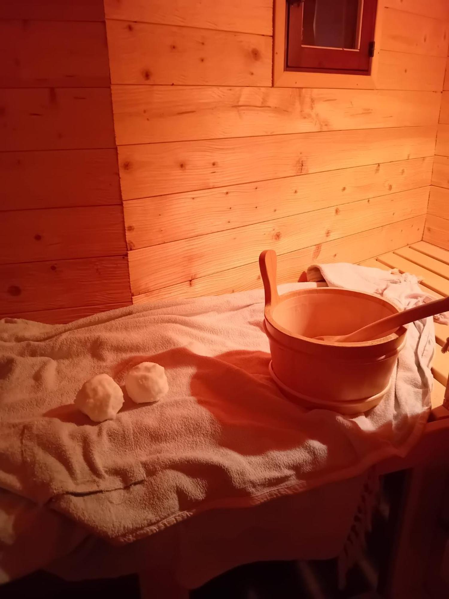Wellnessoase Mit Sauna Und Whirlpool Инцелль Экстерьер фото