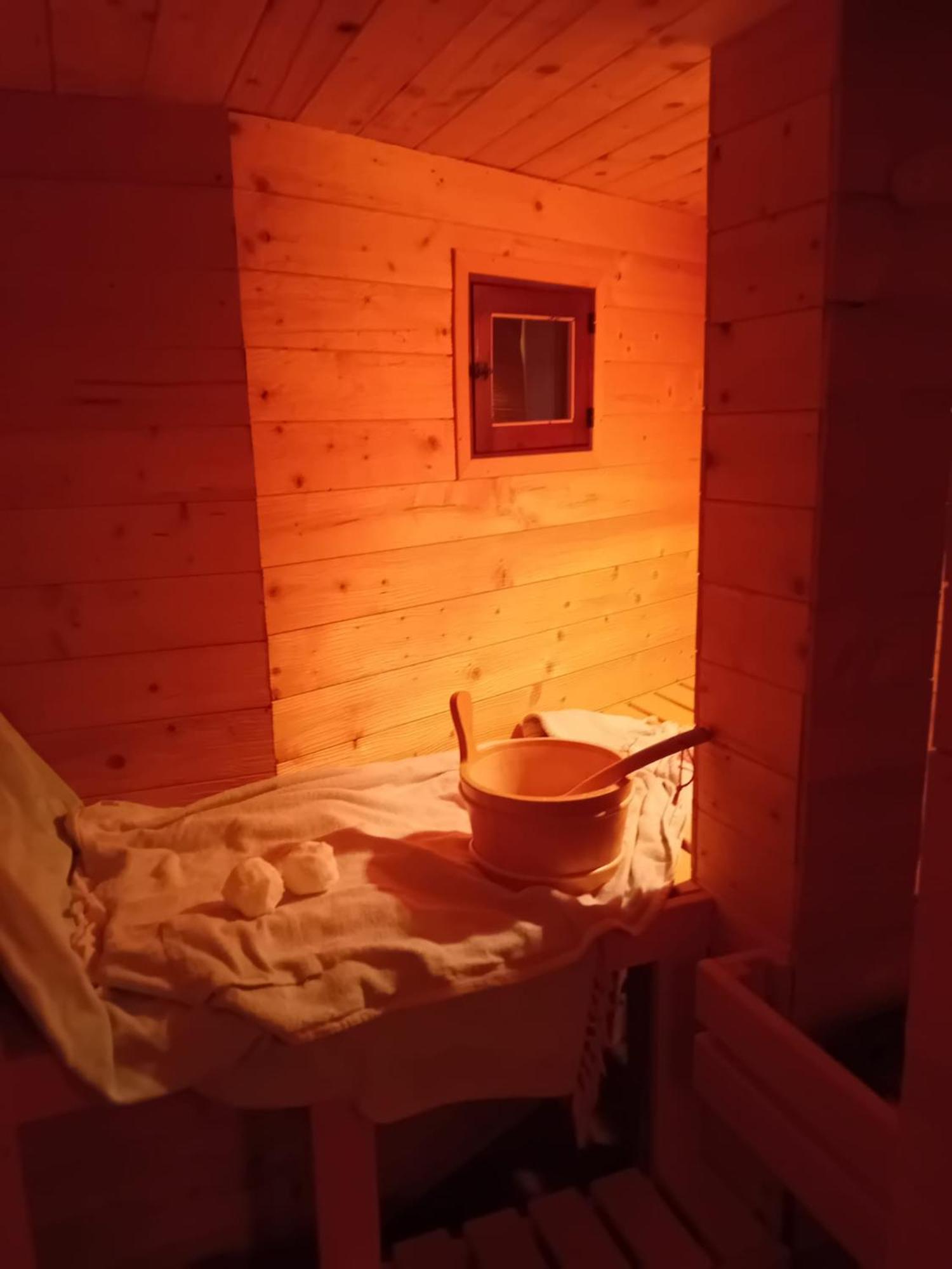 Wellnessoase Mit Sauna Und Whirlpool Инцелль Экстерьер фото
