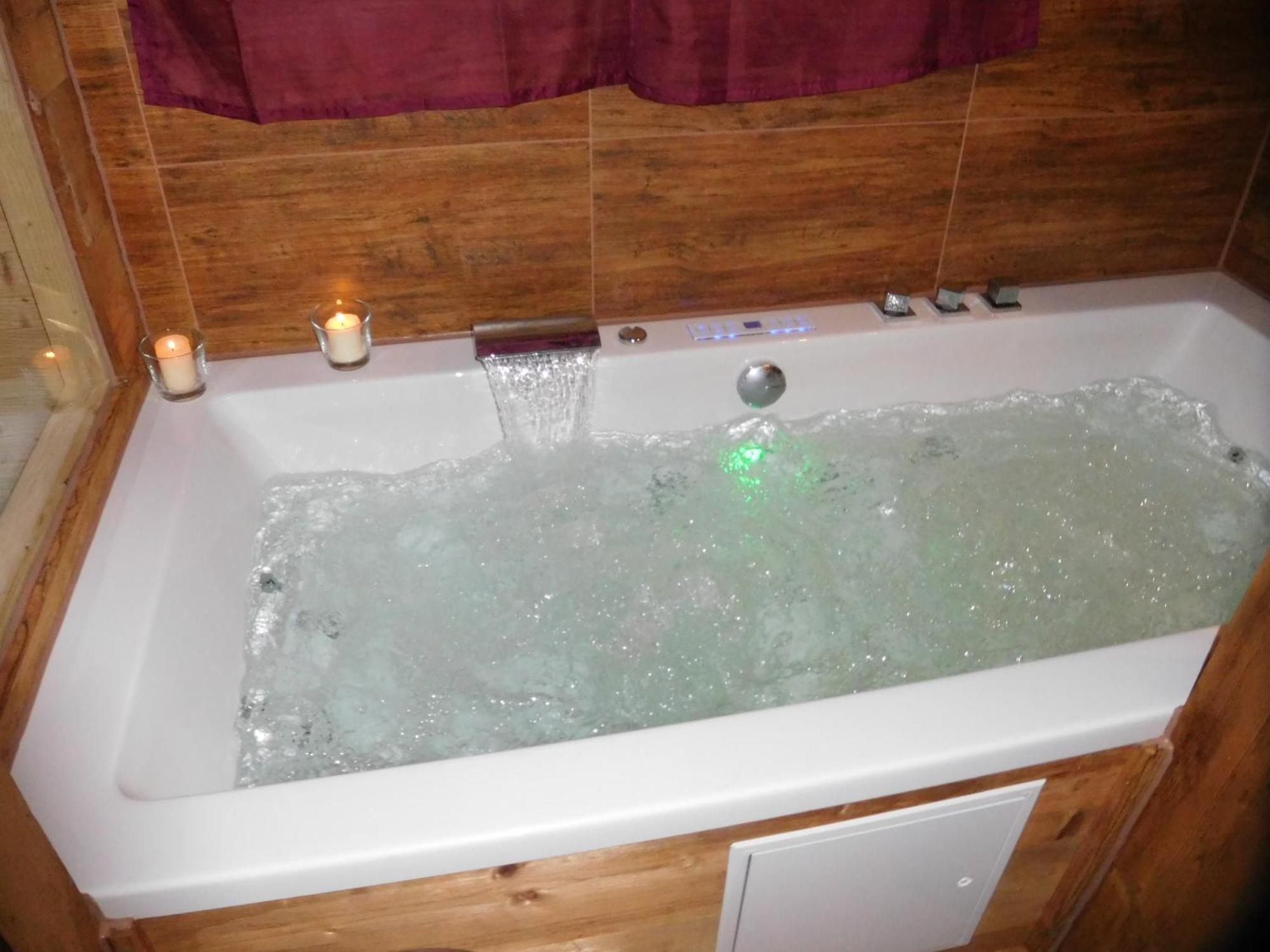 Wellnessoase Mit Sauna Und Whirlpool Инцелль Экстерьер фото